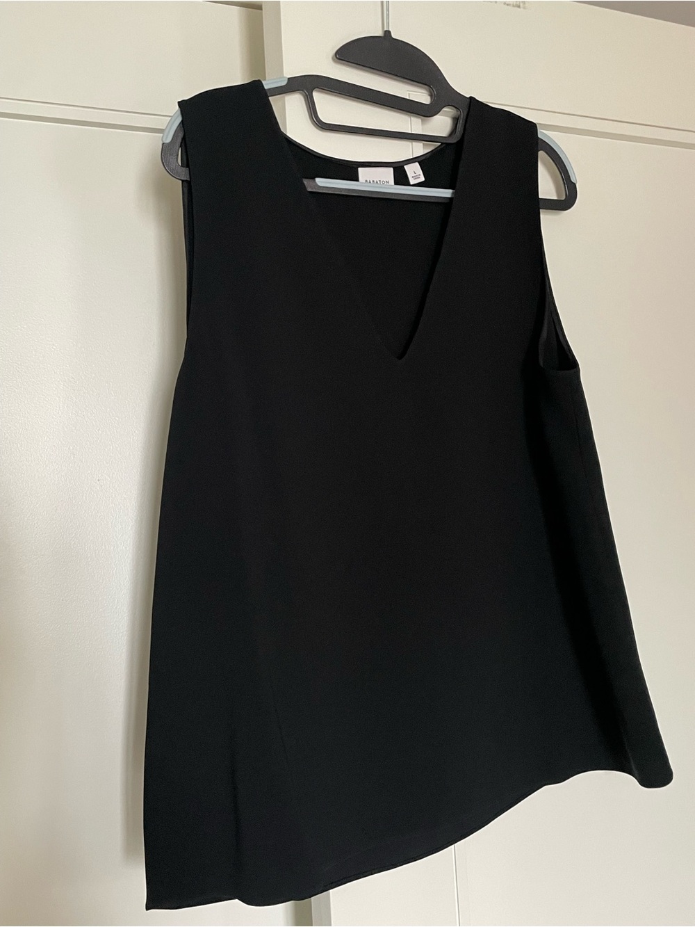 Aritzia Babaton Vara Sleeveless V-Neck Blouse NWT